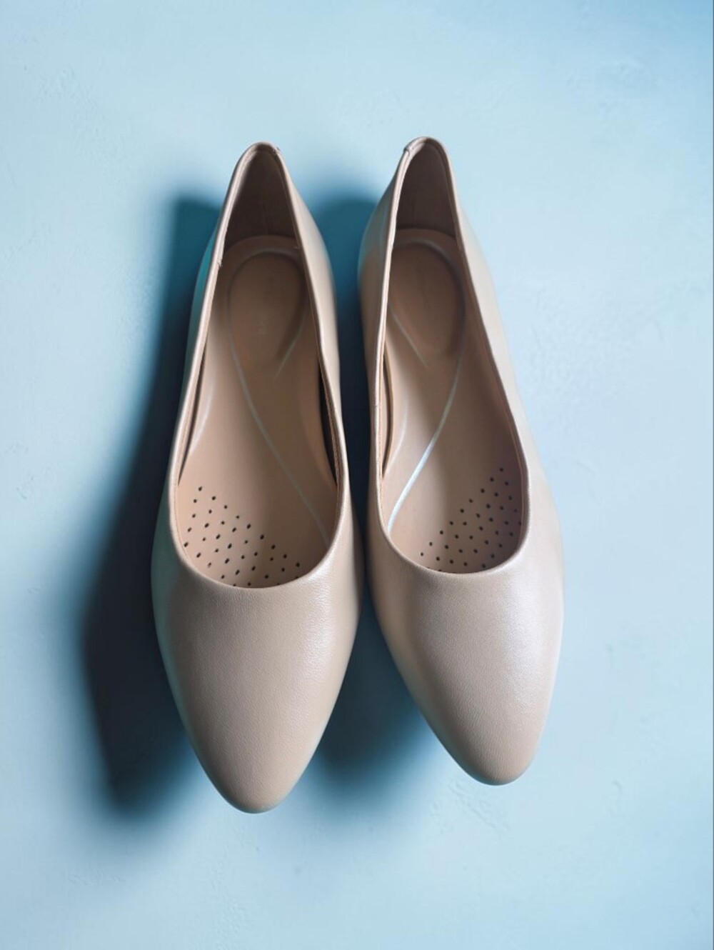 Easy Spirit Women's Taupe Pointed-Toe Flats